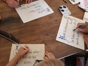 atelier enfant adulte calligraphie enluminure abbaye de Trizay vacances Toussaint octobre 2019
