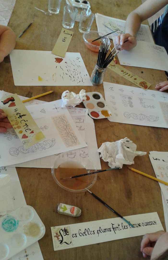 Atelier enfant vacances d'été 2019 calligraphie & enluminure abbaye de Trizay