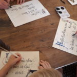 atelier enfant adulte calligraphie enluminure abbaye de Trizay vacances Toussaint octobre 2019