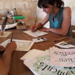 atelier enfant calligraphie enluminure abbaye de Trizay vacances Toussaint octobre 2019